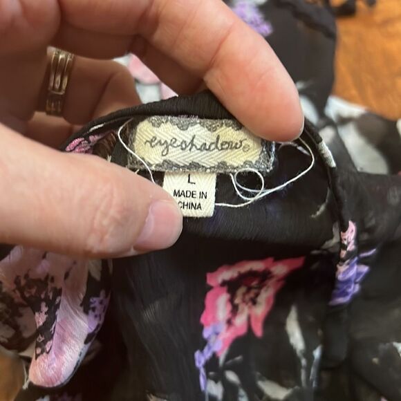 Eyeshadow Size Large Sheer Floral Black Short Sleeve Crocheted Trim Blouse - Picture 3 of 3